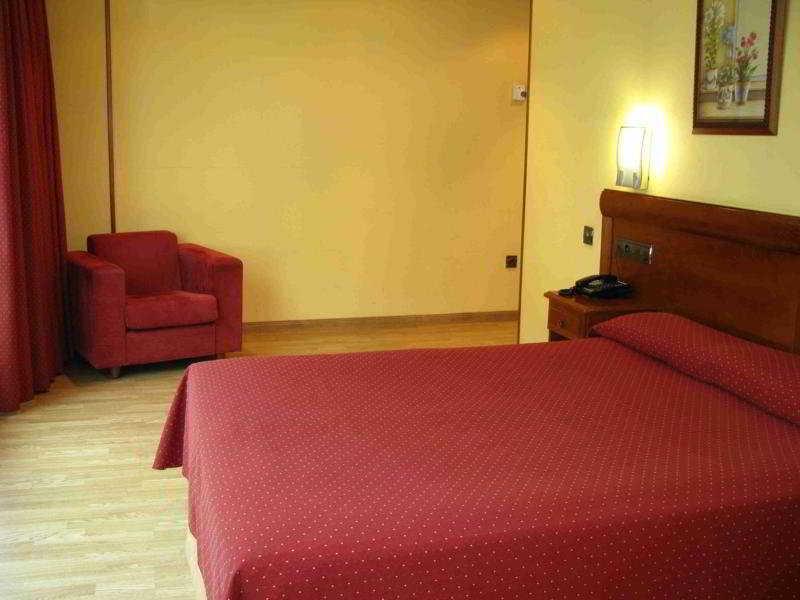 Longoria Avenida Hotel El Berron Room photo